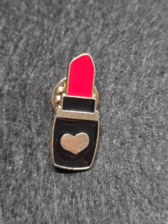 Accessories - **Cute Red Lipstick Enamel Pin with Gold Heart Accent**